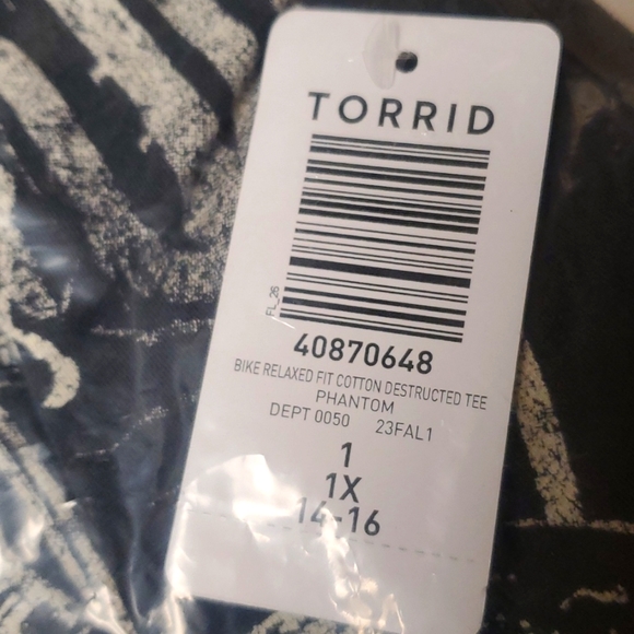 ❤️NWT VINTAGE TORRID TEE - SANTA BARBARA SHARK BITE DISTRESSED DESTRUCTED PLUS - Picture 8 of 10